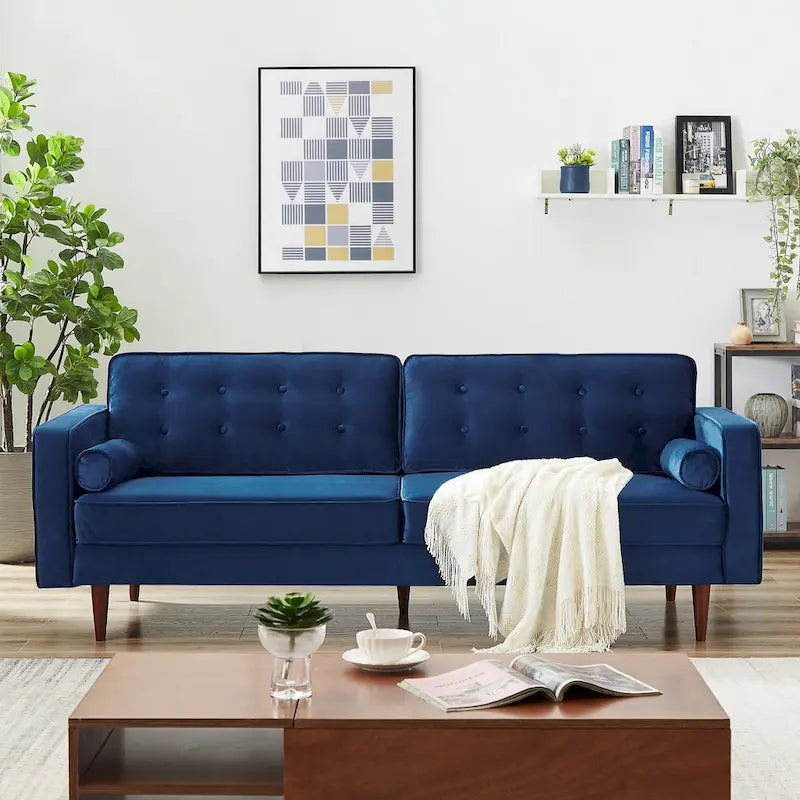 Pohodlná sametová pohovka s knoflíkovým prošíváním v moderním stylu poloviny století