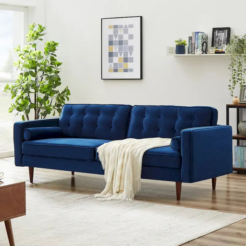 Pohodlná sametová pohovka s knoflíkovým prošíváním v moderním stylu poloviny století