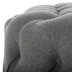 Runder Leinenhocker mit Knopfheftung