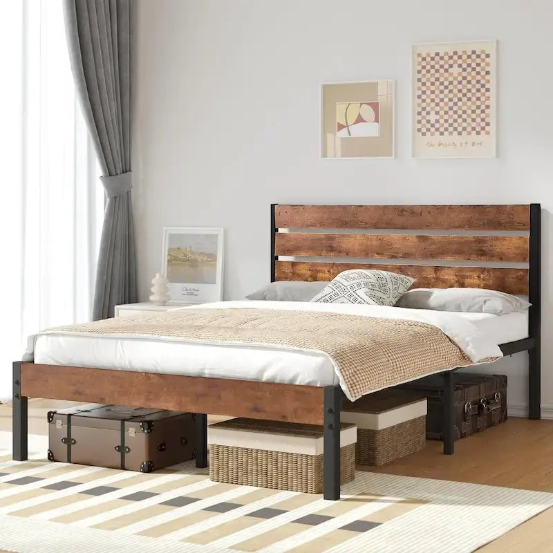 Struttura letto rustica con piattaforma, testiera in legno e doghe in metallo
