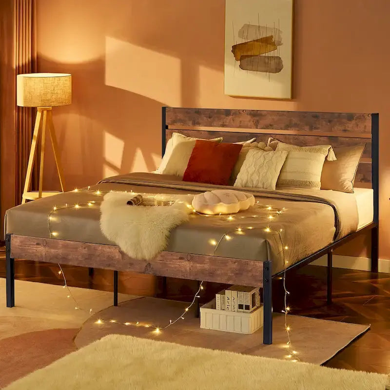 Struttura letto rustica con piattaforma, testiera in legno e doghe in metallo